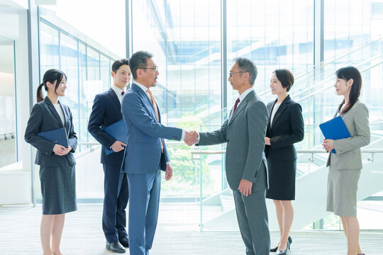 握手　提携　会議　合意