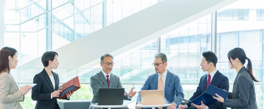 オフィスで会議、打ち合わせをするビジネスパーソン