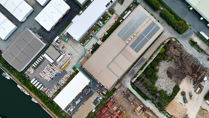 工場、産業、倉庫、建物、道路、交通、製造業、ソーラーパネル、太陽光発電、都市、社会、ドローン、空撮、真俯瞰、俯瞰、ハイアングル、展望、パノラマ、風景、景観、景色、鳥瞰図、上から見た、見下ろす、真上、航空写真、衛星写真、現代、都会、建設、ビル、日本、街、経済、不動産、開発、ビジネス、インフラ、町工場、自動車、物流、ロジスティクス、交差点、駐車場、センター、集配、バラック、屋根、建築 © metamorworks