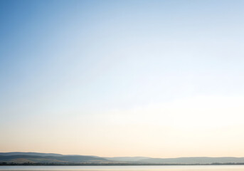 Obraz premium Vast Horizon Over Calm Water Under A Gradient Sky