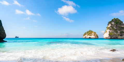 Fototapeta premium Beautiful tropical white sand beach at diamond beach in Nusa Penida island, Bali