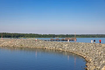 People walking on a stone pier in the sunshine © Lars Johansson