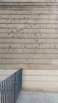 mit Einschussl&ouml;chern aus dem 2. Weltkrieg &uuml;bers&auml;te Hausfassade in Berlin