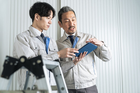 打ち合わせする男性作業員のグループ
