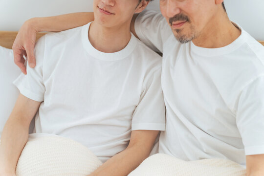 ベッドで寝る二人の男性　同性愛　LGBT
