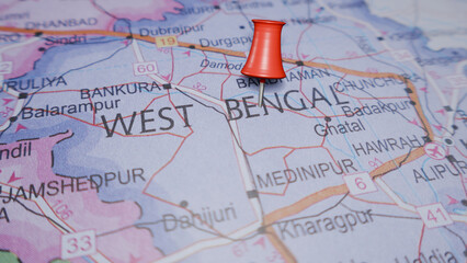 Naklejka premium Red pin marking West Bengal on a map, symbolizing travel, location, and geographical exploration.