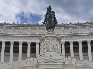 Obraz premium The bronze equestrian statue of Vittorio Emanuele II located in the Vittoriano in Rome.
