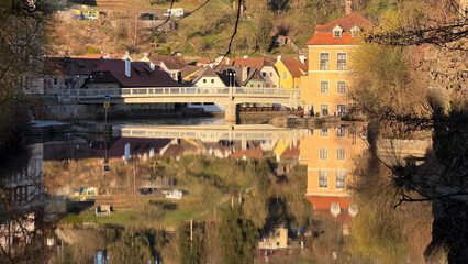 Obraz premium a body of water with houses in the background