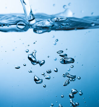 水を注いで出来る気泡	