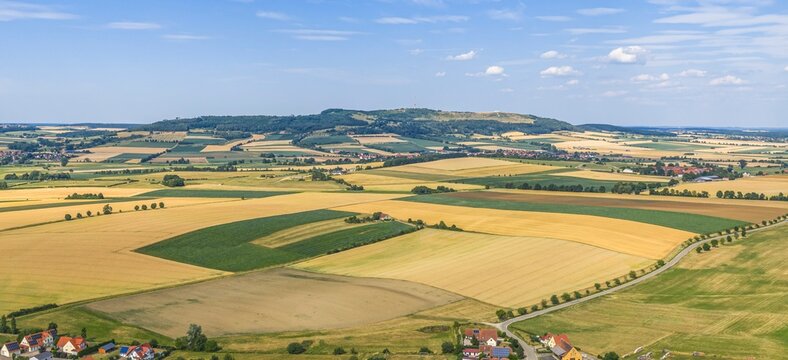 Blick auf die l&auml;ndliche Region um Frankenhofen im s&uuml;dlichen Kreis Ansbach in Mittelfranken