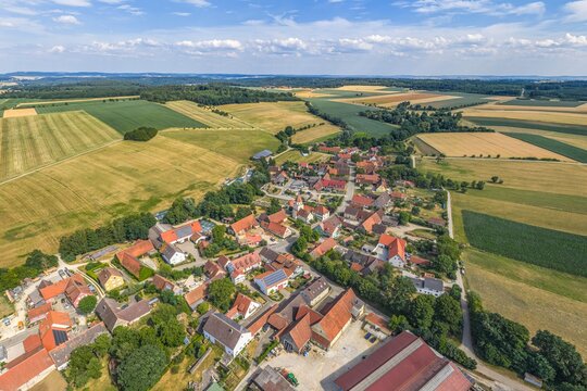 Frankenhofen, ein Ortsteil der Gemeinde Weiltingen am Hesselberg aus der Vogelperspektive