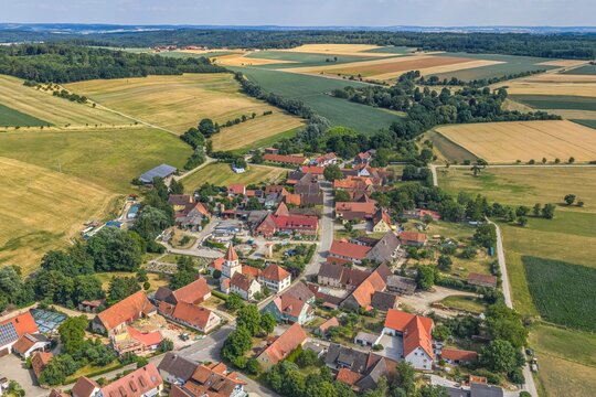 Blick auf die l&auml;ndliche Region um Frankenhofen im s&uuml;dlichen Kreis Ansbach in Mittelfranken