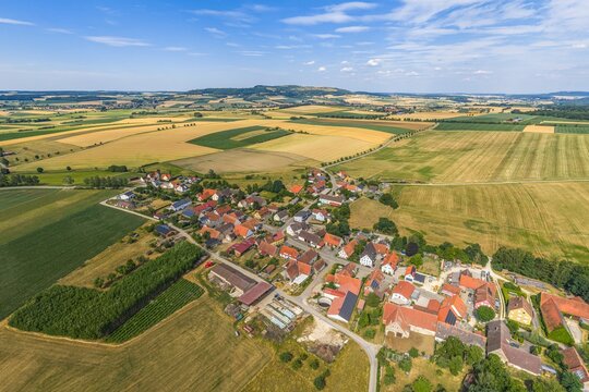 Frankenhofen, ein Ortsteil der Gemeinde Weiltingen am Hesselberg aus der Vogelperspektive