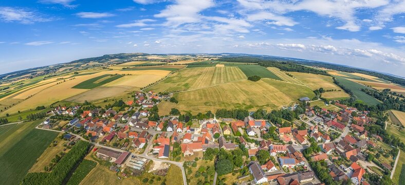 Blick auf die l&auml;ndliche Region um Frankenhofen im s&uuml;dlichen Kreis Ansbach in Mittelfranken