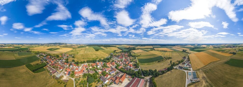 Frankenhofen, ein Ortsteil der Gemeinde Weiltingen am Hesselberg aus der Vogelperspektive