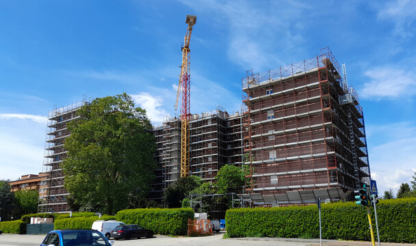 Lavori in corso nel cantiere edile in primavera - gru e ponteggio