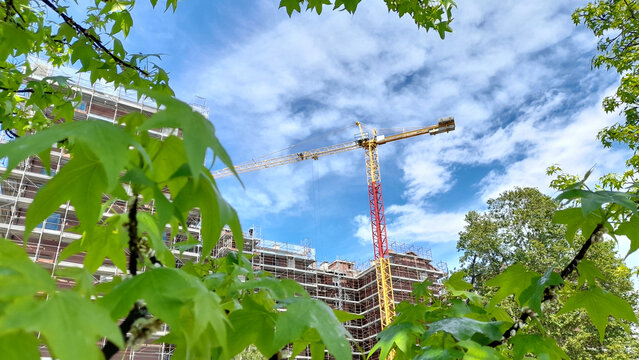 Lavori in corso nel cantiere edile in primavera - gru e ponteggio