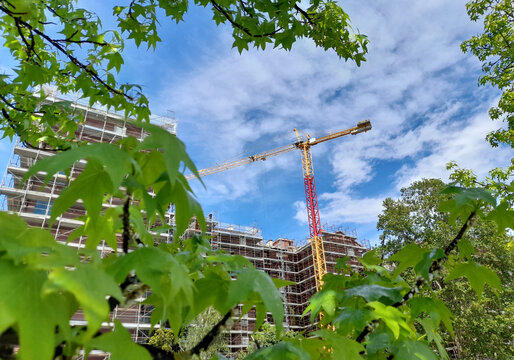Lavori in corso nel cantiere edile in primavera - gru e ponteggio