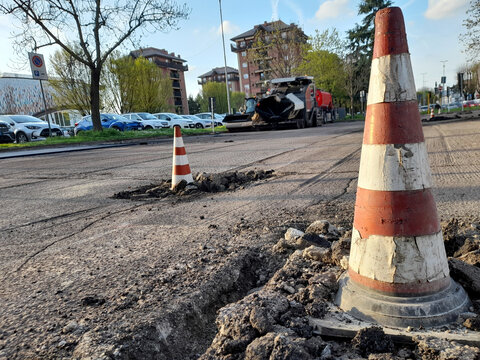 Lavori stradali in corso per la nuova citt&agrave; - manutenzione