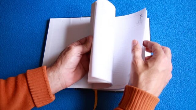Agenda, planificar y hojear p&aacute;ginas con nota post it en diario notebook con anotacion programar recordatorio con bol&iacute;grafo rotulador to leaf through 