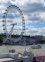 Obraz premium London - 07 09 2022: View of the London Eye from the Golden Jubilee Bridges