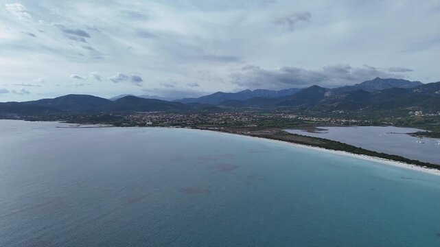 survol des plages &agrave; l'est de la Sardaigne &agrave; San Teodoro