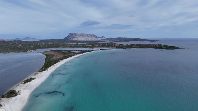 survol des plages &agrave; l'est de la Sardaigne &agrave; San Teodoro