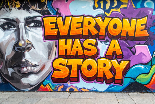 Everyone has a Story - Ein farbenfrohes Graffiti-Kunstwerk auf einer urbanen Wand mit leuchtenden Farben und abstrakten Muster.