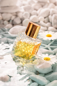 Unique golden perfume with a refreshing floral scent.
