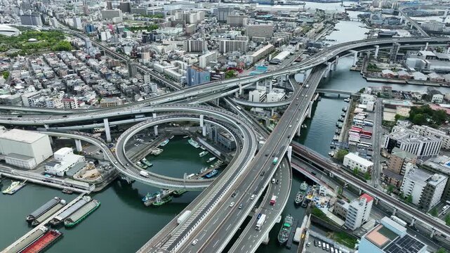 都市と道路の風景ドローン空撮