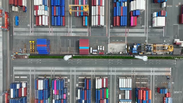 コンテナヤードの真俯瞰ドローン空撮