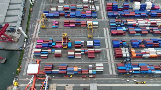 コンテナヤードの風景ドローン空撮