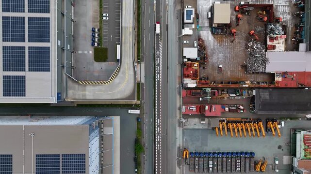 工場と道路の風景の真俯瞰ドローン空撮