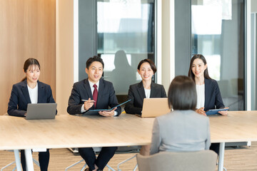 面接するビジネスマン　転職　コンサルティング