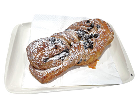 Treccia dolce di pasta sfoglia con gocce di cioccolato e zucchero a velo 208T