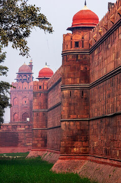 Das Rote Fort (Urdu لال قلعہ Lal Qila) in der nordindischen Stadt Delhi ist eine Festungs- und Palastanlage aus der Epoche des Mogulreiches.