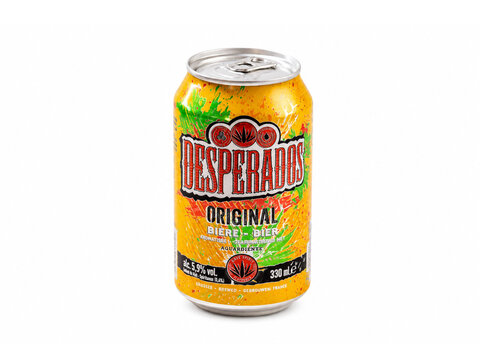 canette de bi&egrave;re de marque Desperados isol&eacute;e sur un fond blanc