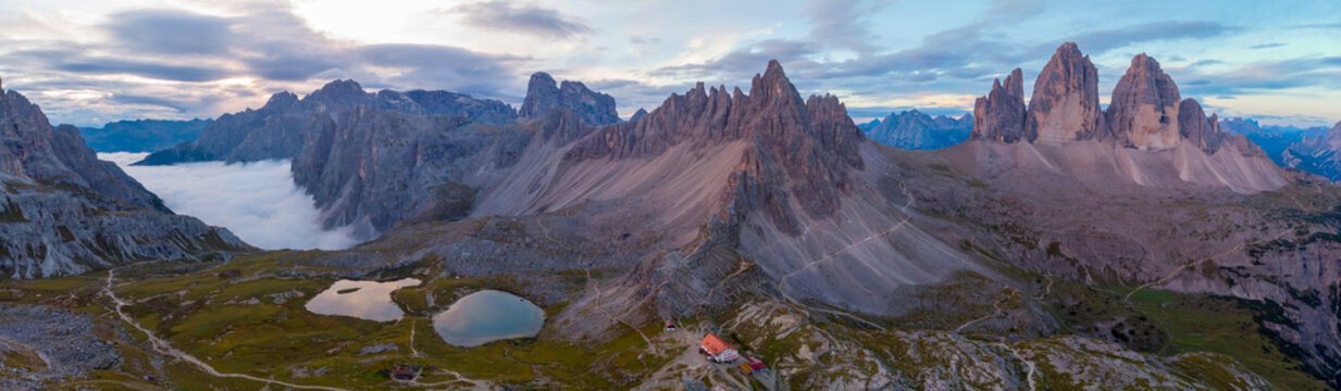 Le Tre Cime di Lavaredo (Drei Zinnen in tedesco; Tr&eacute; Z&igrave;mes in ladino cadorino) sono tre cime delle Dolomiti di Sesto, 