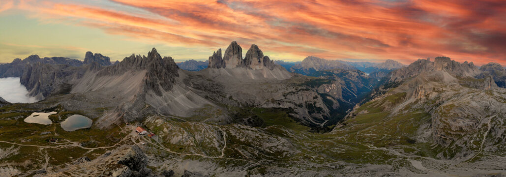 Le Tre Cime di Lavaredo (Drei Zinnen in tedesco; Tr&eacute; Z&igrave;mes in ladino cadorino) sono tre cime delle Dolomiti di Sesto, 