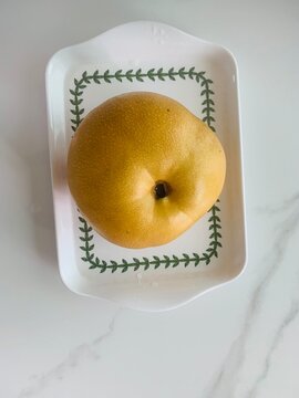 쟁반 위의 배