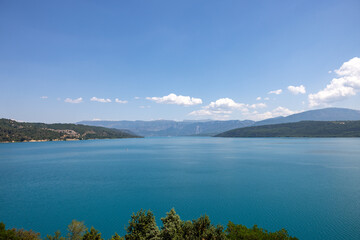 Fototapeta premium View of the turquoise lake of Sainte-Croix near Bauduen a medieval village on the water’s edge. The Alpes-de-Haute-Provence , France.