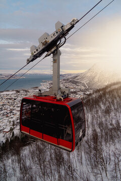 Rote Seilbahn &uuml;ber verschneiter Winterlandschaft in Troms&oslash;