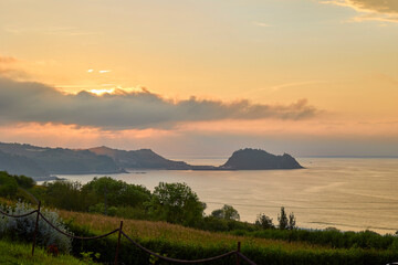 Naklejka premium Sunset over Santa Clara island in San Sebastian