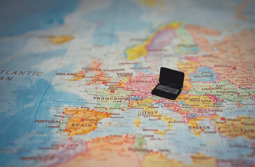 Naklejka premium Miniature laptop on map of Europe.
