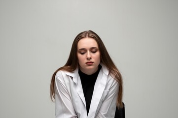 Obraz premium Young woman experiencing stress and mental health issues, feeling sad, lonely, depressed, and frustrated