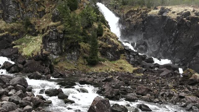 L&aring;tefossen waterfall