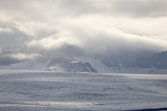 Brei&eth;amerkurjoekull Glacier, Joekulsarlon glacial lake, southern coast of Iceland, Atlantic Ocean
