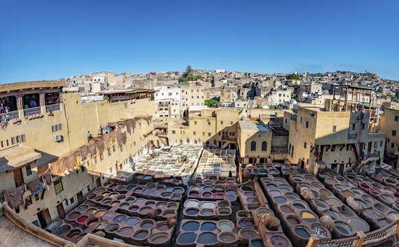 View over tannery, workers dyeing leather, tanks with dye, dyeing plant, tannery, tannery Chouara, tannery and dyeing district, Fes el Bali, Fes, Morocco