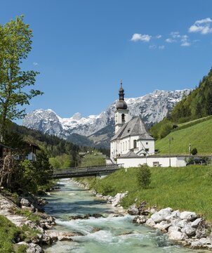 Pfarrkirche St. Sebastian, parish church, Ramsauer Bach, river, Reiteralpe behind, Ramsau, Berchtesgaden area, Upper Bavaria, Bavaria, Germany