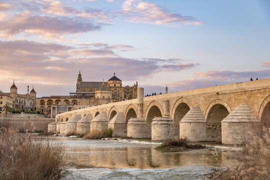 Sunset, Puente Romano, Roman bridge over Rio Guadalquivir, behind Mezquita, Catedral de C&oacute;rdoba, Cordoba, Andalusia, Spain